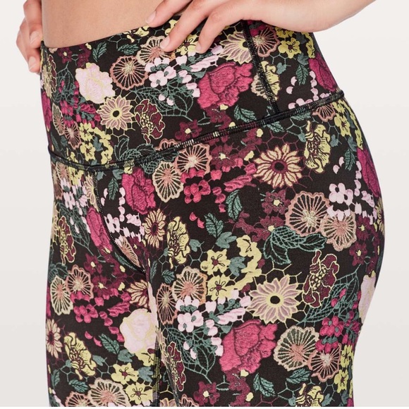 NWOT Lululemon Wunder Under Crop (Hi-Rise) 21" in Fluorolace Multi size 4 - Picture 3 of 6